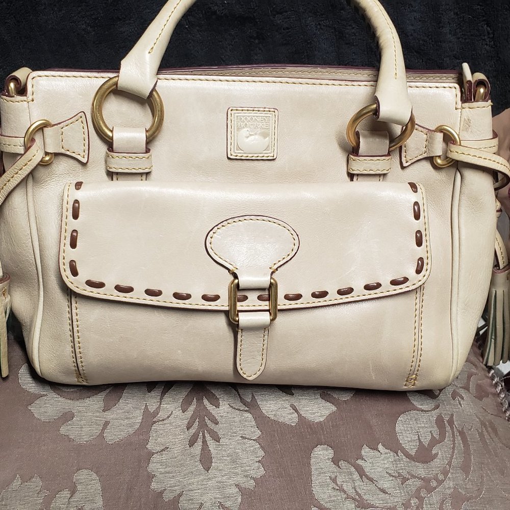 VGUC DOONEY & BOURKE MEDIUM POCKET SATCHEL